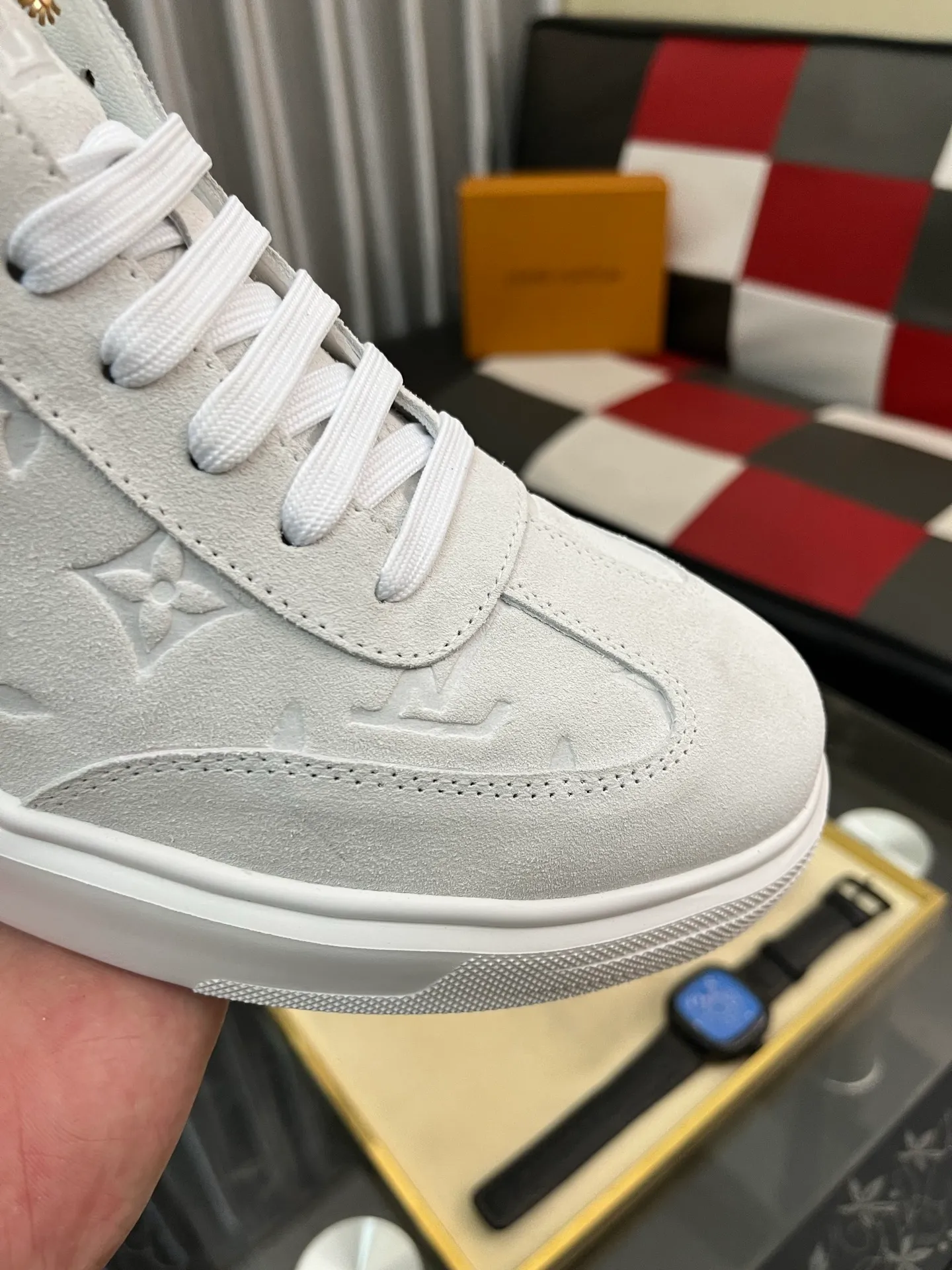 Ex-factory price: 420⌚️⌚️《Louis vuitton/LV Louis Vuitton》original quality.~ Unique modern style sneakers. 🏃A must-have casual shoe for trendy men😍😍 Original brand imported from Italy, imported original leather, cowhide lining (refuses to discolor and grind feet) sole: original sole provided by the original factory, French lazy style design ⚠️Fit to the feet, original quality, super comfortable original sole. Code number: 38-443️⃣Colors available